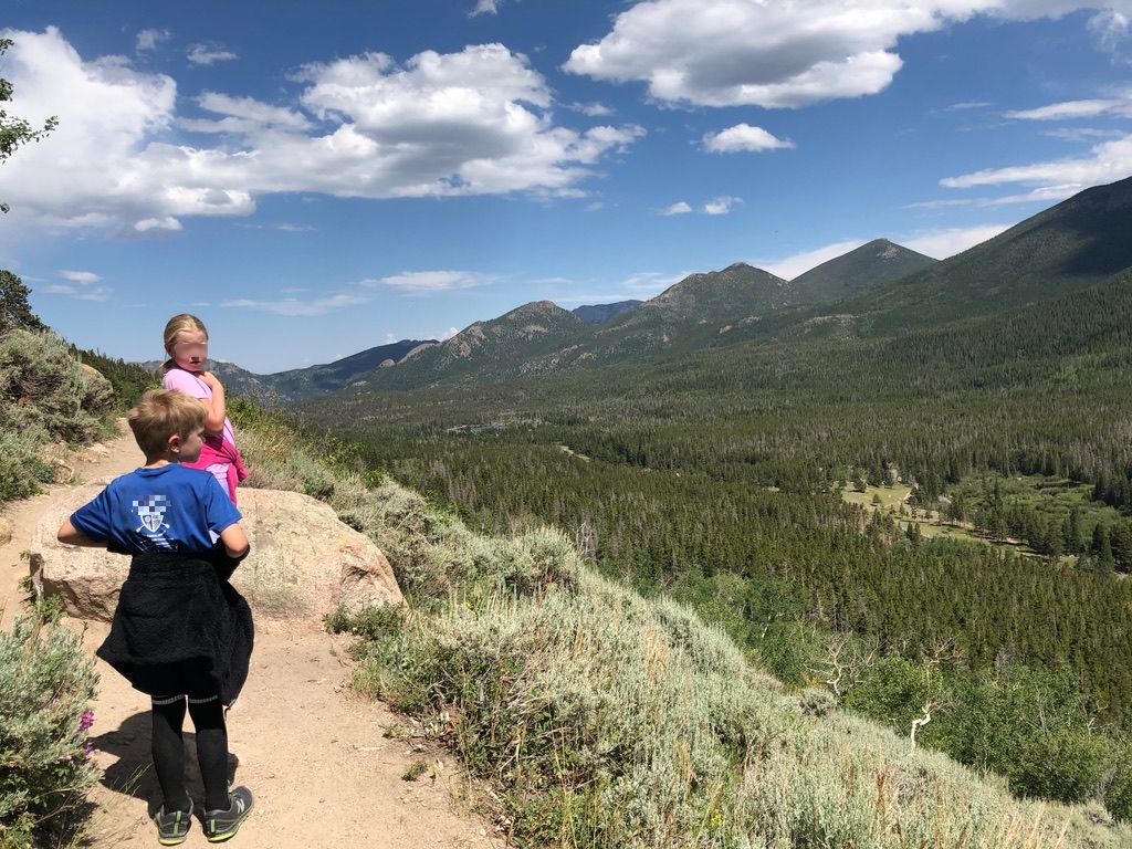 hiking trail to Bierstadt Lake in Rocky Mountain National Park with kids hike