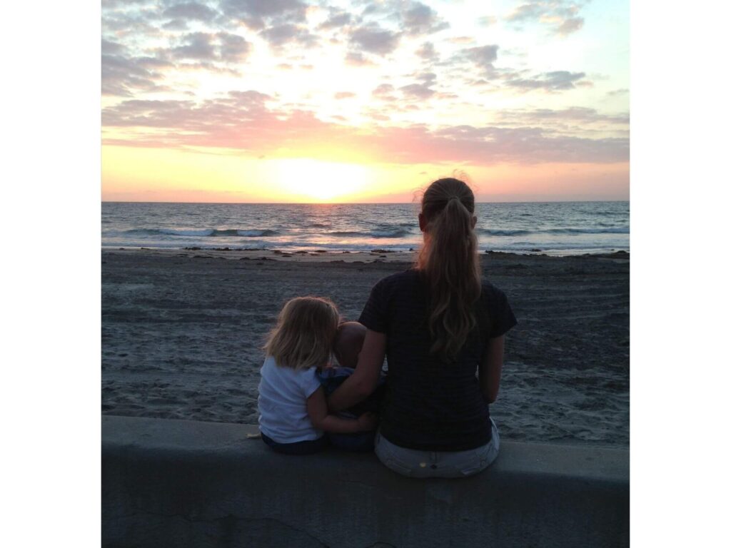 mom and kids watching sunset over the ocean, Free things to do in San Diego