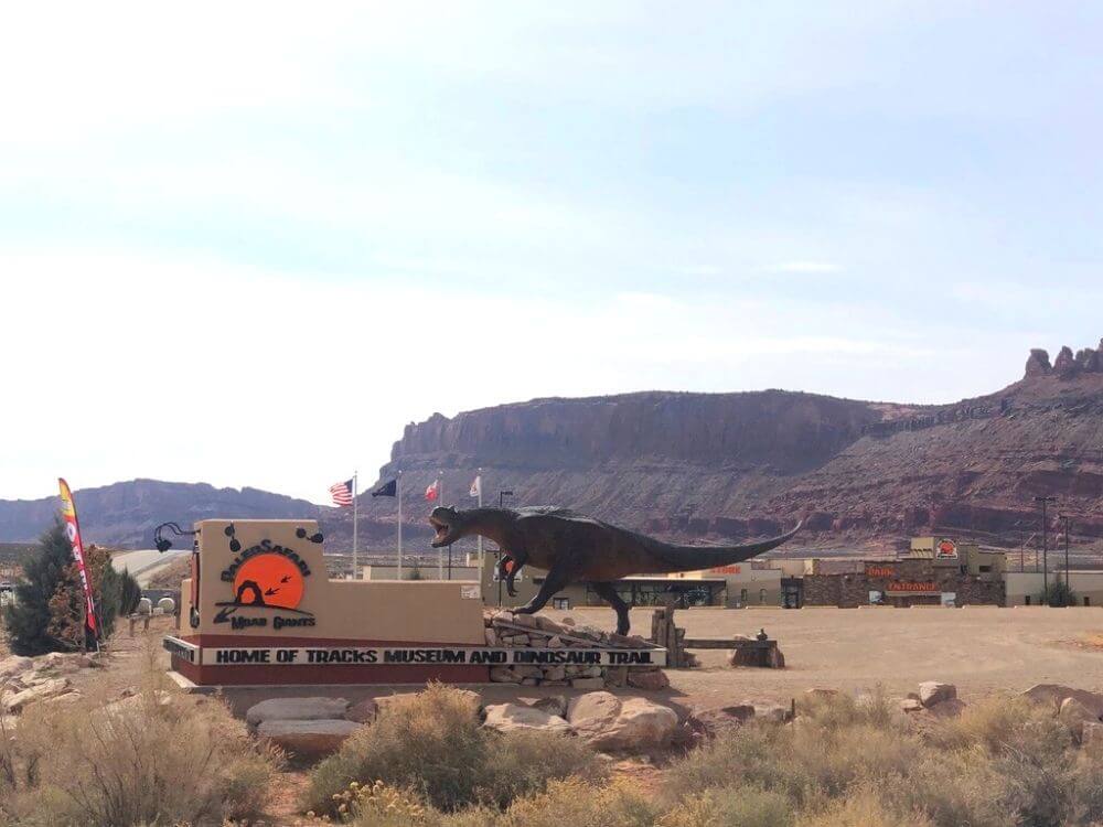 life size dinosaur at Moab Giants