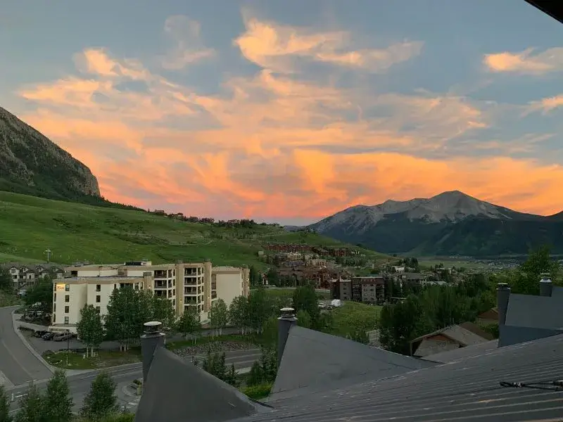 Condo-sunset-2-Crested-Butte-rentals-