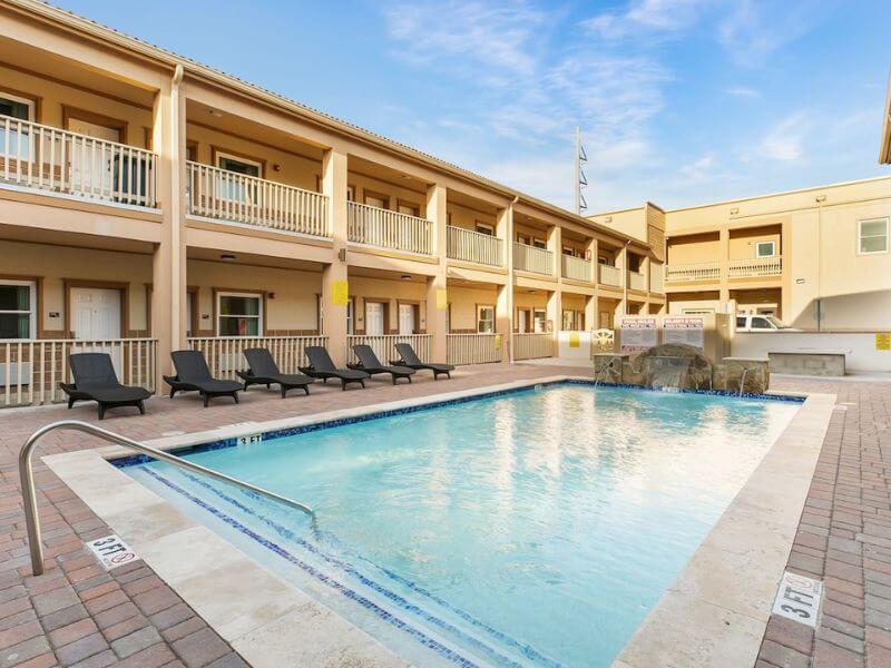 South Padre hotel, 2 levels with outdoor pool area